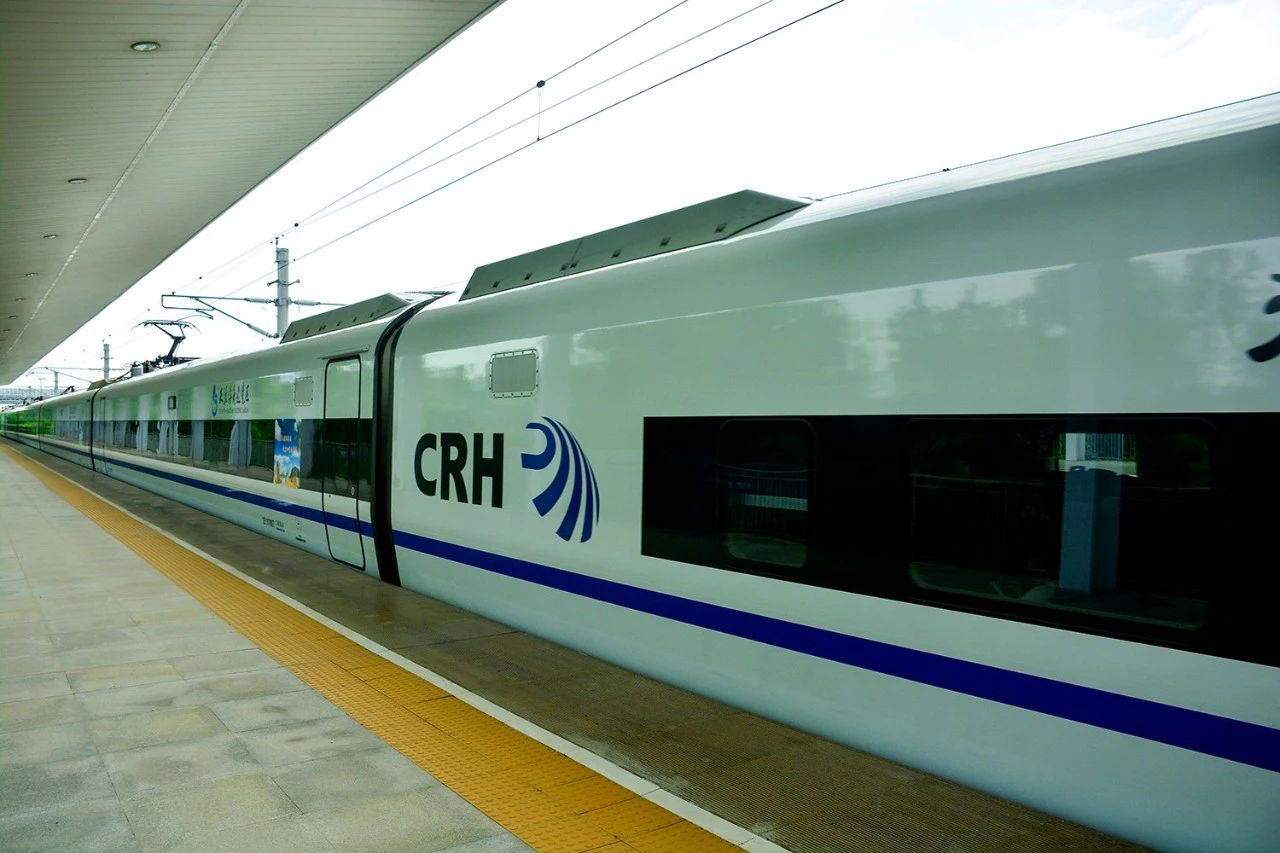 开往三亚的天涯海角号动车进入站台请旅客带上好心情即刻出发