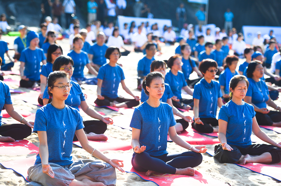 瑜伽大师古儒蓝日川及其团队的带领下 上千人盘坐在瑜伽垫上